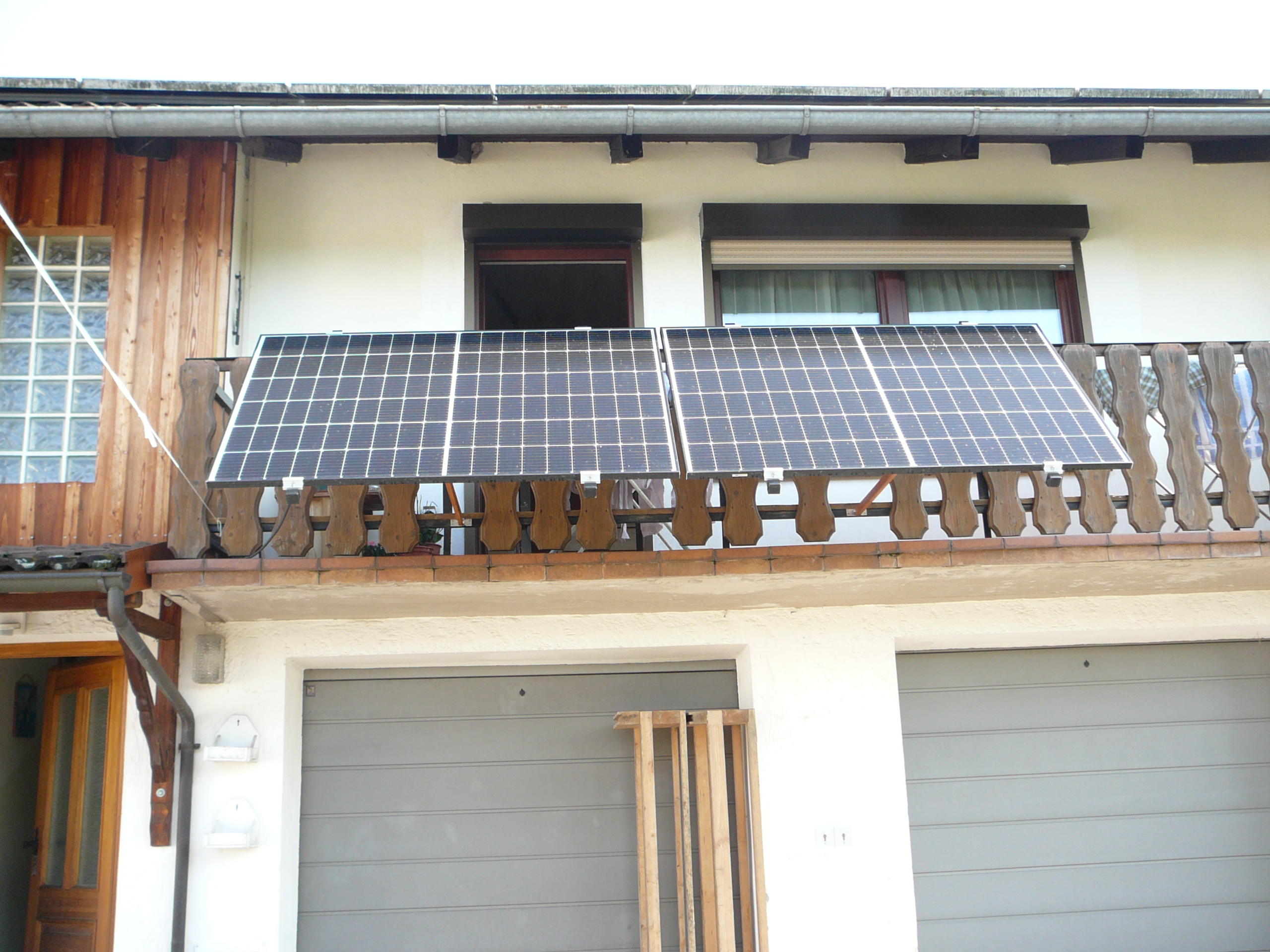 Germans turn to balcony solar panels to save money